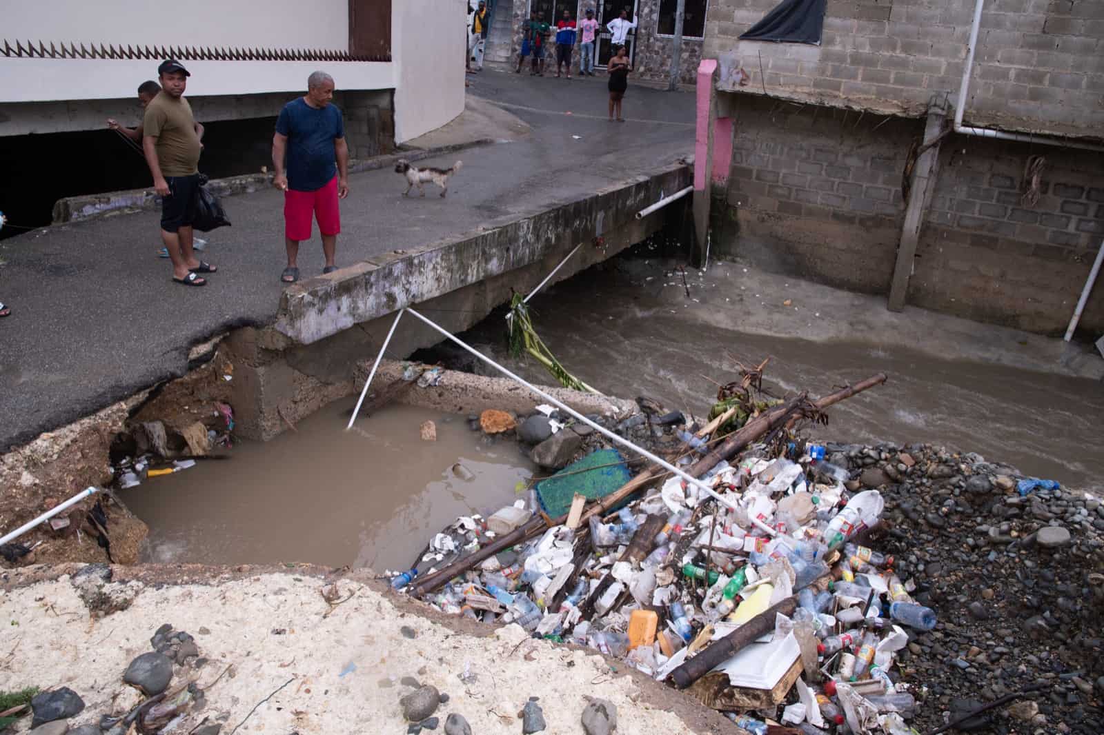 La cañada Las 800 arrastra basura.