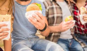 ¿Cómo se relacionan los adolescentes con la comida rápida y la comida chatarra?