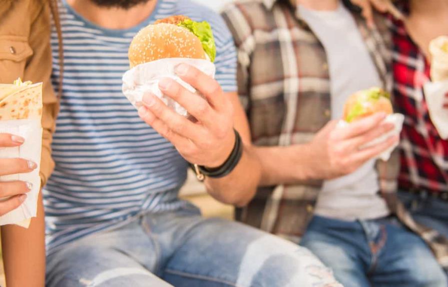 ¿Cómo se relacionan los adolescentes con la comida rápida y la comida chatarra?
