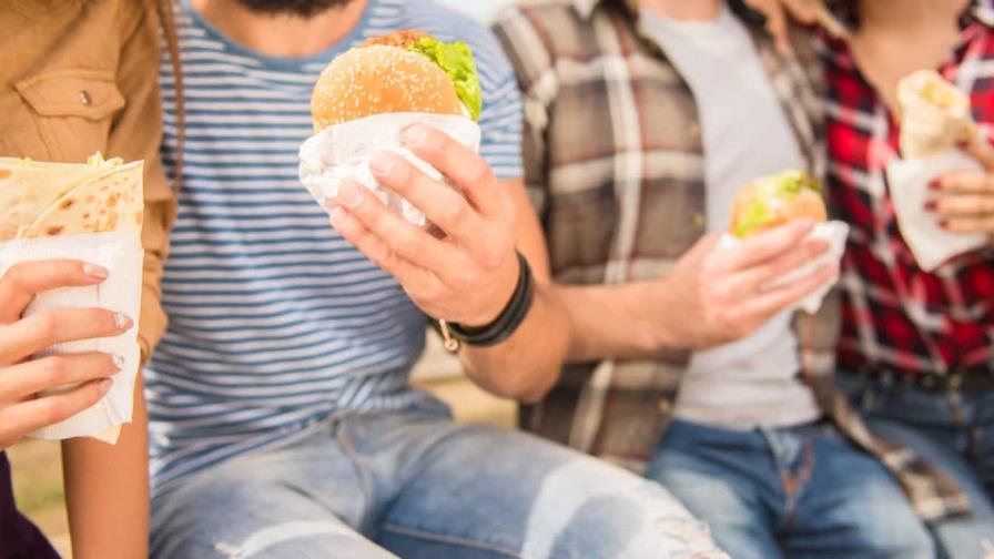 ¿Cómo se relacionan los adolescentes con la comida rápida y la comida chatarra?