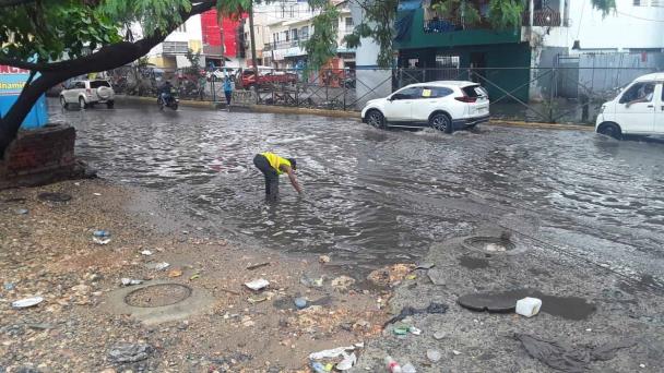COE reporta dos viviendas totalmente destruidas y varias cañadas desbordadas por lluvias