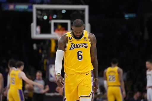 Lakers esperan que LeBron James continúe jugando después de ser eliminados