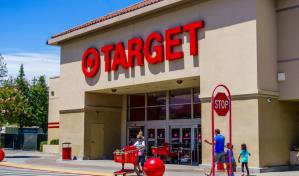 Target retira productos LGBTQ+ de sus tiendas por el mes del Orgullo tras reacci&oacute;n violenta de clientes