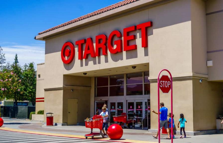 Target retira productos LGBTQ+ de sus tiendas por el mes del Orgullo tras reacción violenta de clientes