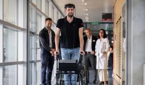 Un parapléjico vuelve a caminar gracias a la combinación de dos tecnologías