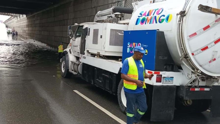 Brigadas de la ADN y bomberos trabajan para mitigar inundaciones en la capital