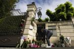 Fans de Tina Turner homenajean con flores y velas a la reina del rock en su casa de Suiza Fans de Tina Turner homenajean con flores y velas a la reina del rock en su casa de Suiza