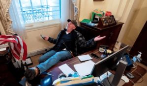 Más de cuatro años de cárcel para el asaltante que se sentó en el despacho de Nancy Pelosi