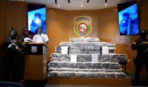 Apresan dos dominicanos tras interceptar lancha con 531 paquetes de droga