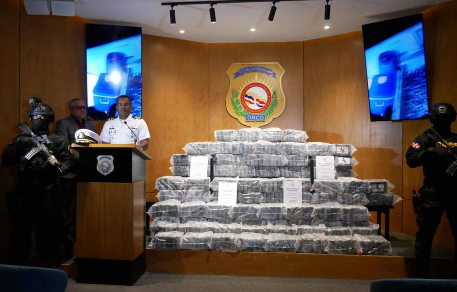 Apresan dos dominicanos tras interceptar lancha con 531 paquetes de droga