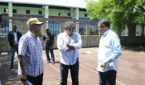 Camacho supervisa reconstrucción de pista de atletismo de Moca