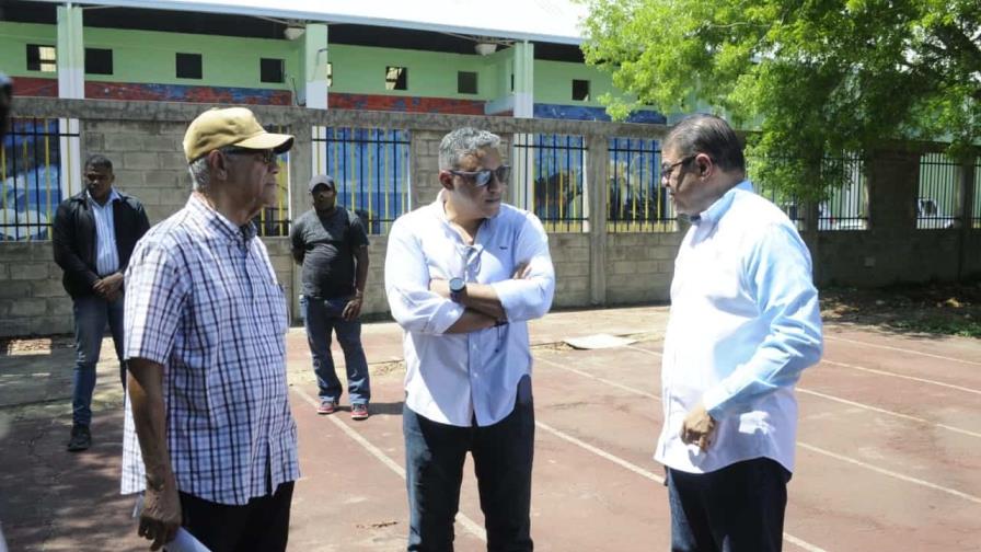Camacho supervisa reconstrucción de pista de atletismo de Moca