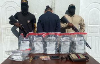 Incautan 32 paquetes de cocaína encaletados en una yipeta en Barahona