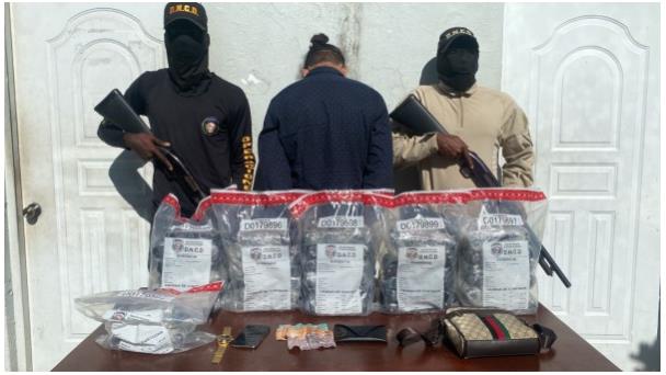 Incautan 32 paquetes de cocaína encaletados en una yipeta en Barahona