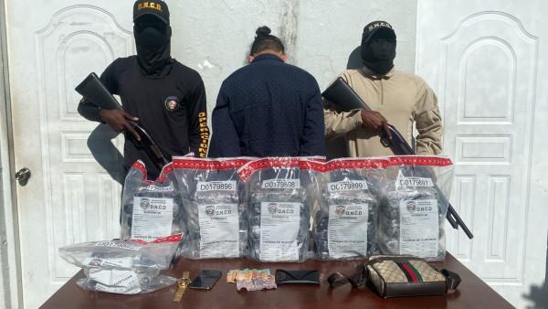Incautan 32 paquetes de cocaína encaletados en una yipeta en Barahona