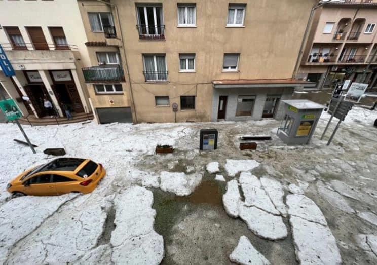Una intensa granizada provoca inundaciones en Girona, España