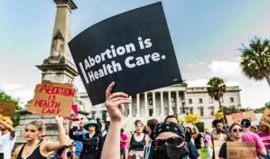 Una valla pide a los recién llegados a Florida que se den la vuelta por límites al aborto