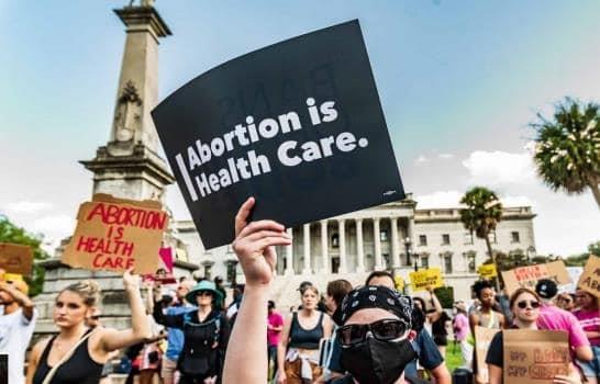 Una valla pide a los recién llegados a Florida que se den la vuelta por límites al aborto