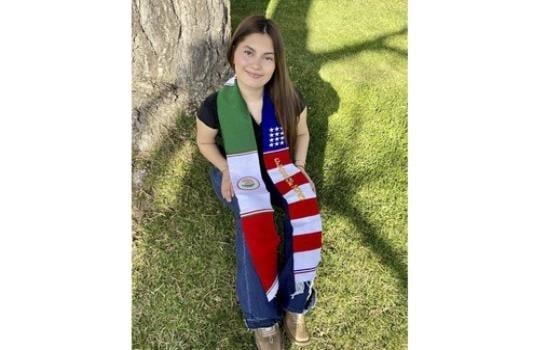 Una estudiante de Colorado pide usar chalina con banderas de México y EE.UU. en su graduación