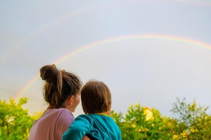 Madres arcoíris: amor dividido entre el cielo y la tierra