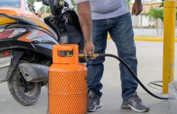 El gobierno dispone rebajas en los precios de dos combustibles