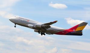 VIDEO | Pasajero abre puerta de avión en pleno vuelo y hospitalizan a 12 personas