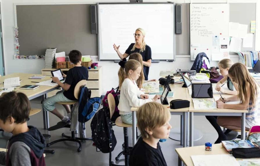 Las escuelas suecas dan marcha atrás en el uso de pantallas y vuelven a los libros de texto