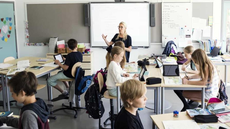 Las escuelas suecas dan marcha atrás en el uso de pantallas y vuelven a los libros de texto Las escuelas suecas dan marcha atrás en el uso de pantallas y vuelven a los libros de texto