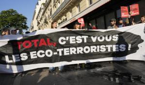 Activistas climáticos tratan de impedir en París asamblea de accionistas de TotalEnergies