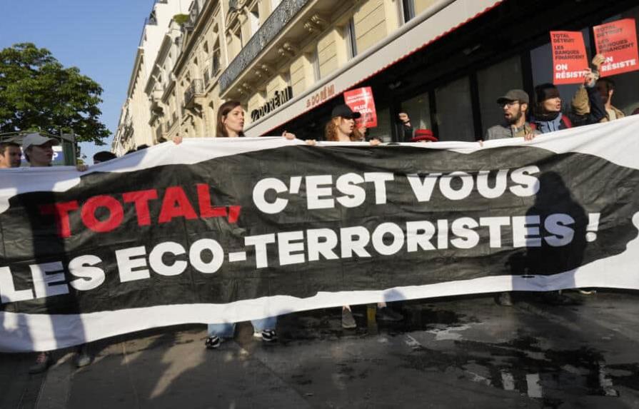 Activistas climáticos tratan de impedir en París asamblea de accionistas de TotalEnergies