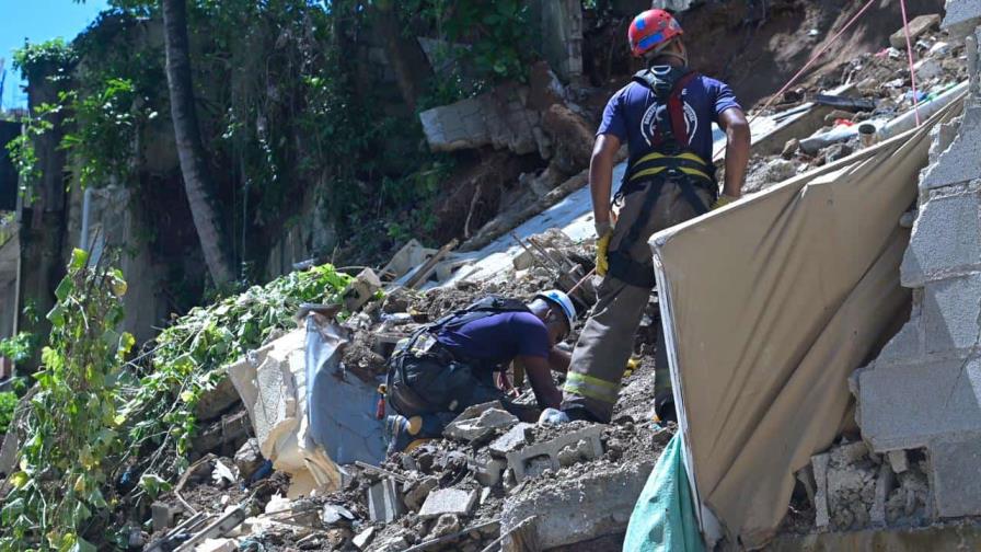 Se derrumba vivienda en barrio Guachupita; se sospecha hay un hombre bajo los escombros