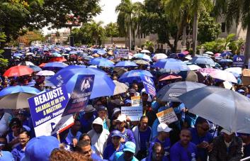 Profesores protestan frente al Ministerio de Educación en reclamo de aumento salarial