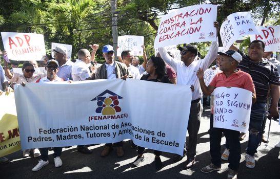 Padres protestan frente a la ADP para que profesores descontinúen paros de docencia