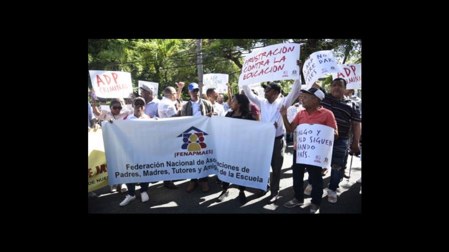 Padres protestan frente a la ADP para que profesores descontinúen paros de docencia