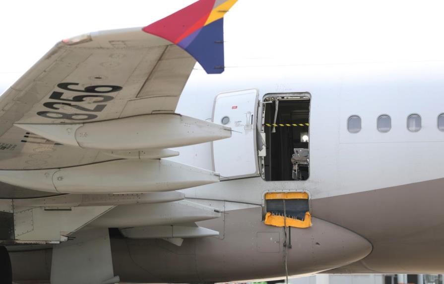 Arrestan a pasajero que abrió puerta de emergencia en avión durante vuelo en Corea del Sur