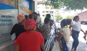 Madres acuden a sucursales de Banreservas en búsqueda de "su cariñito"