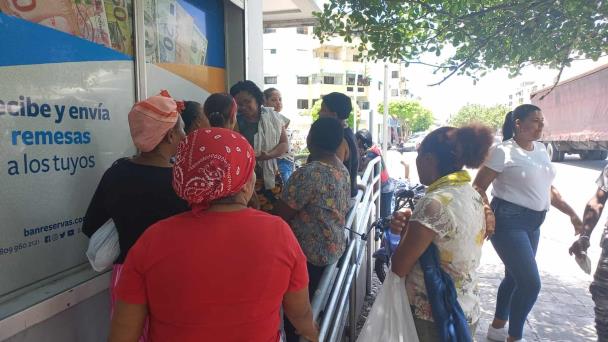 Madres acuden a sucursales de Banreservas en búsqueda de “su cariñito”