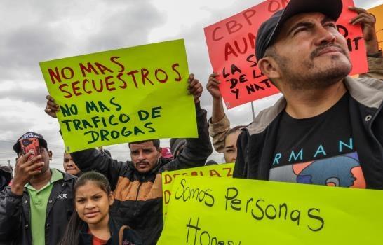 Cientos de migrantes piden en la fronteriza Tijuana que no se elimine aplicación CBP-One