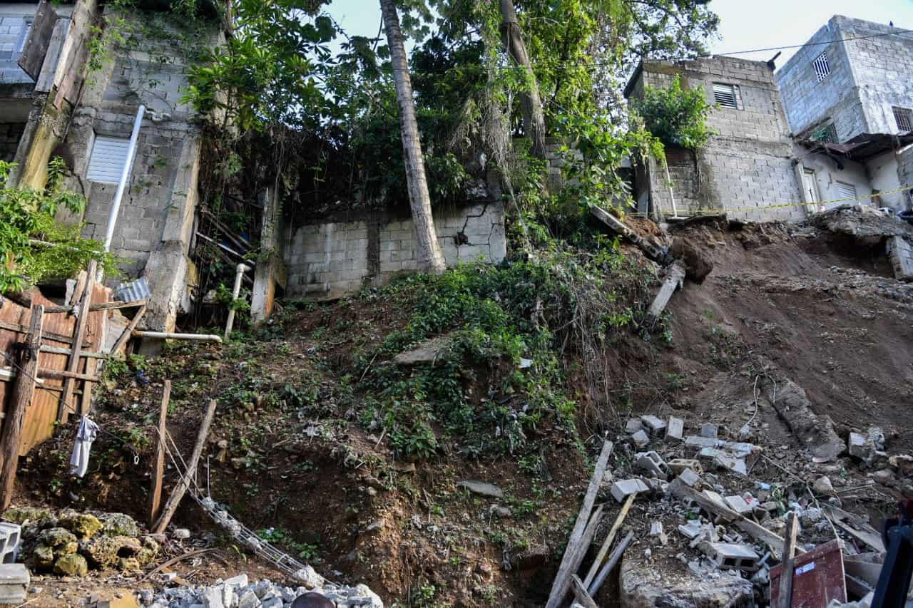 La vivienda que colapsó estaba construida en una ladera, igual que otras que también son vulnerables en Guachupita.