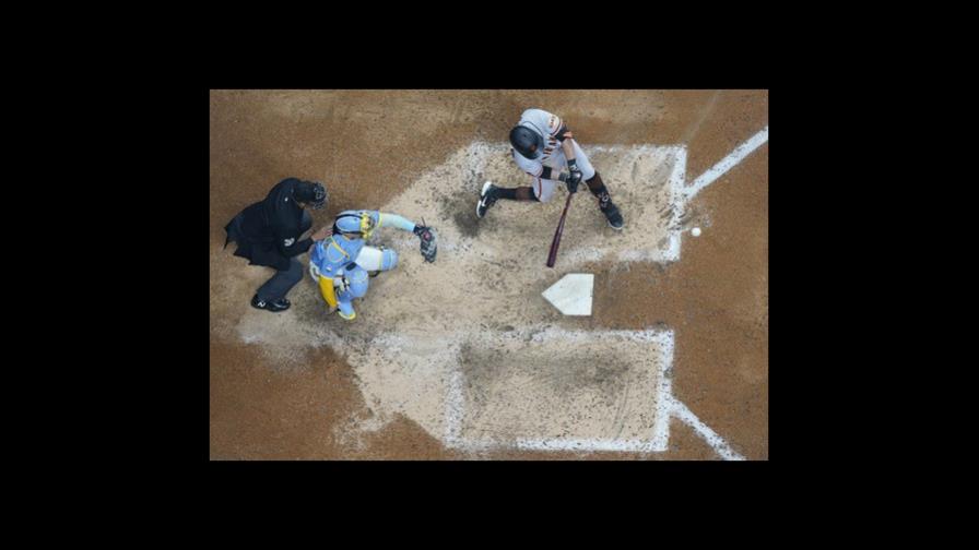 Gigantes apabullan 15-1 a Cerveceros; Willy Adames sufre duro pelotazo Gigantes apabullan 15-1 a Cerveceros; Willy Adames sufre duro pelotazo