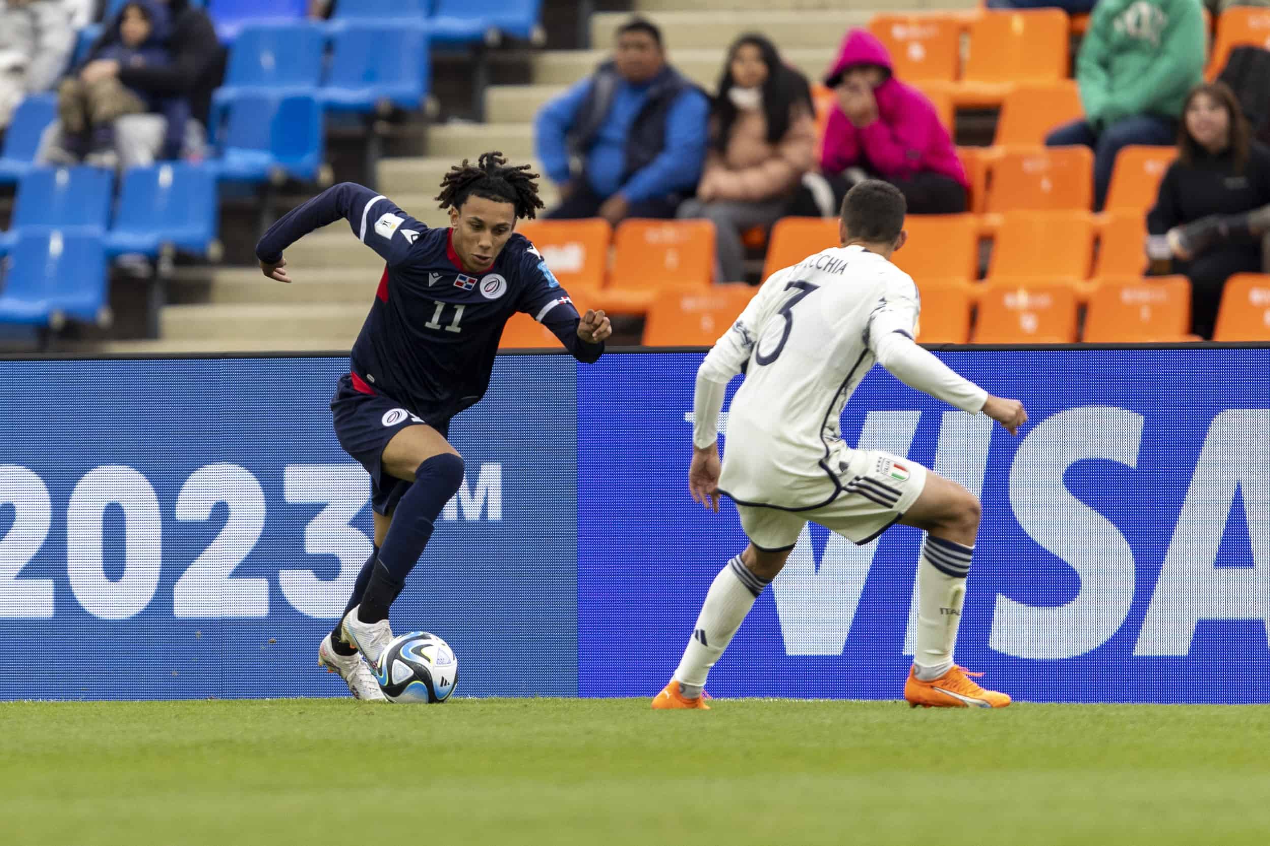 Alejandro Martín intenta un desborde por la banda n el duelo que enfrentó a República Dominicana e Italia en el cierre del grupo D del Mundial Sub-20 Argentina 2023.