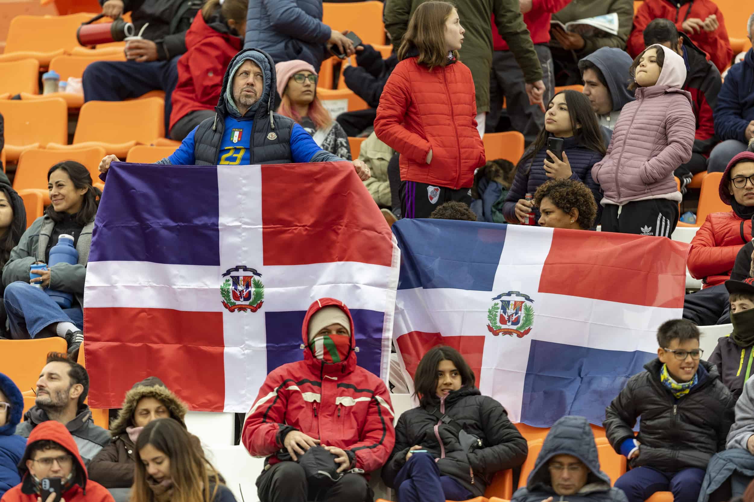 Aficionados dominicanos se hicieron presentes en el Estadio Malvinas Argentinas de la ciudad de Mendoza.