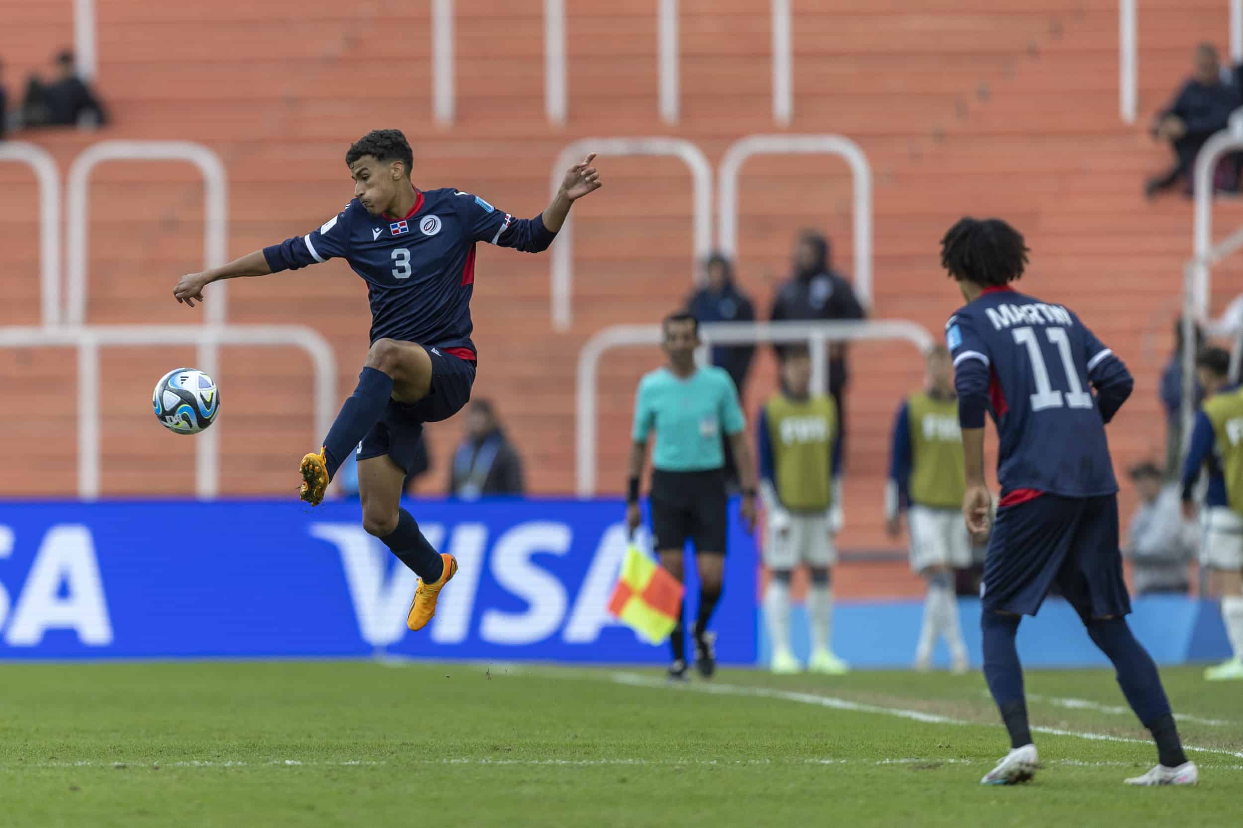 Alex Ciriaco hace un esfuerzo para controlar un balón n el duelo que enfrentó a República Dominicana e Italia en el cierre del grupo D del Mundial Sub-20 Argentina 2023.