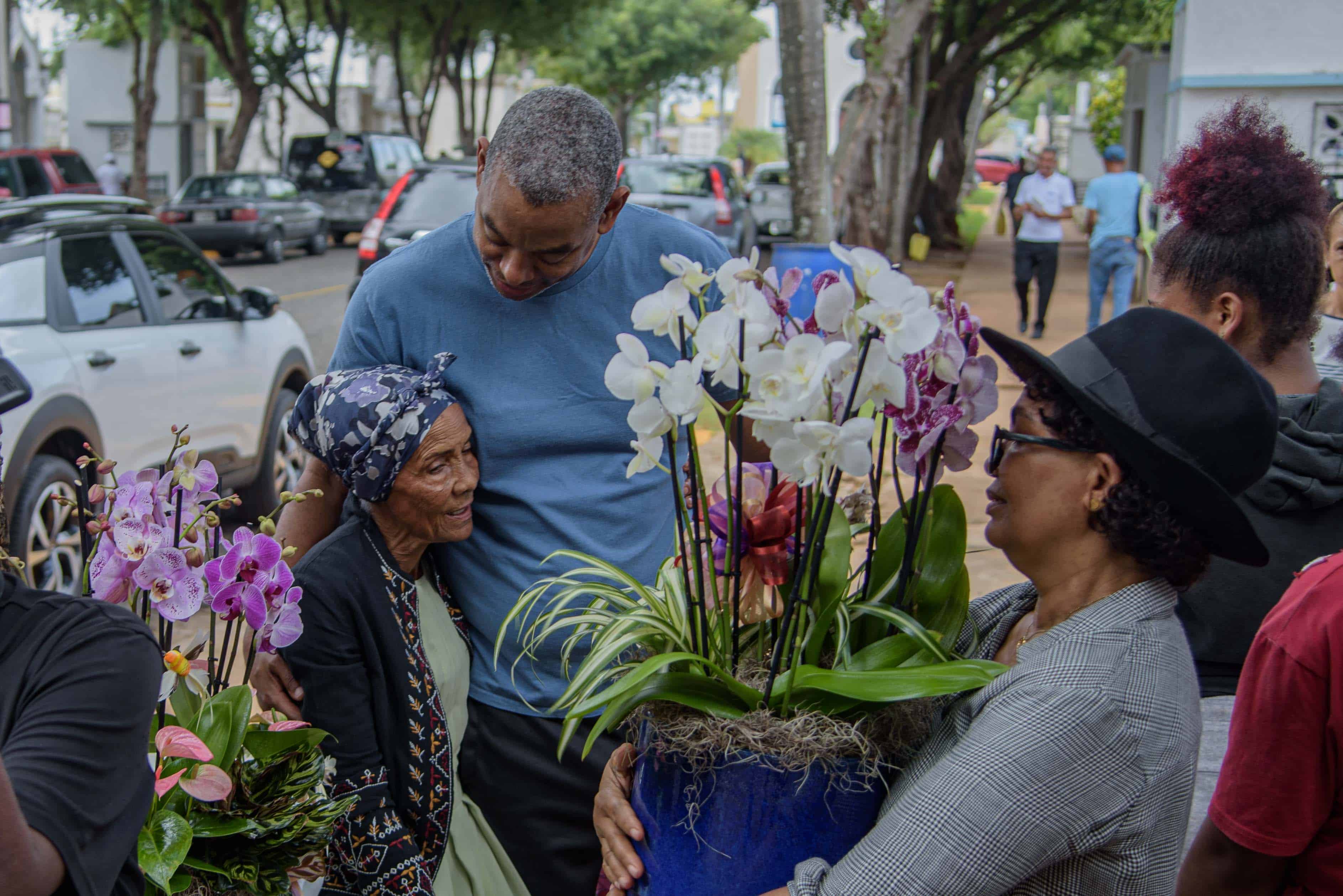 Algunas madres fueron felicitadas al visitar a sus progenitoras fallecidas