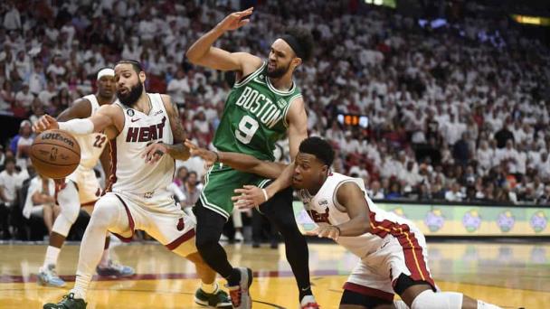 White encesta en la agonía; Celtics vencen al Heat y están al borde de remontada histórica
