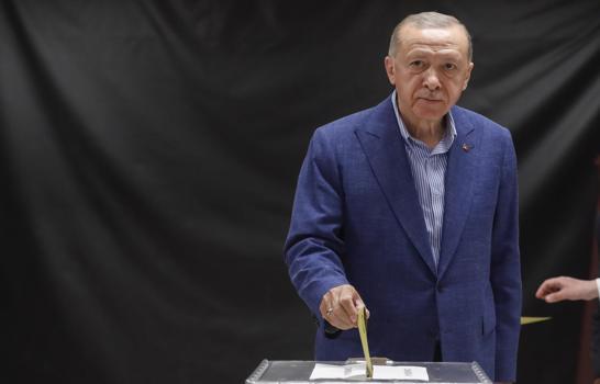 Oposición denuncia uso de papeletas preselladas y golpizas en segunda vuelta presidencial en Turquía