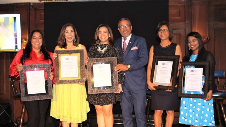 Madres periodistas exponen sus vivencias en ambos roles