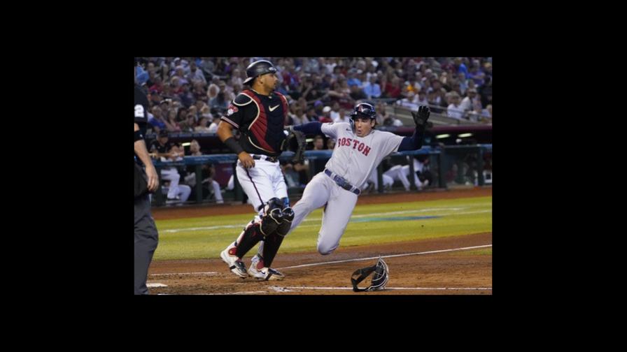 Toque suicida de McGuire con las bases llenas da a Medias Rojas triunfo por 2-1 sobre Diamondbacks Toque suicida de McGuire con las bases llenas da a Medias Rojas triunfo por 2-1 sobre Diamondbacks