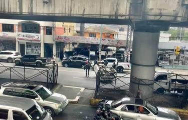 Vehículo cae del elevado de la avenida 27 de Febrero