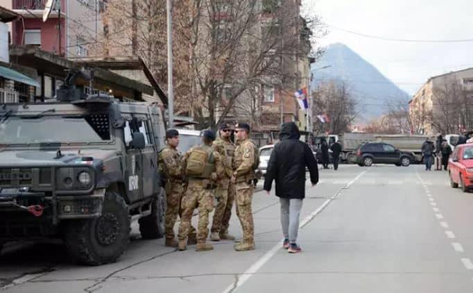 Al menos 25 miembros de la KFOR y 50 manifestantes serbokosovares heridos en enfrentamientos